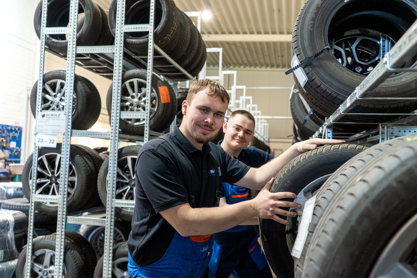 Kfz-Mechatroniker des Autocentrum Thiel arbeitet im Motorraum eines Fahrzeugs