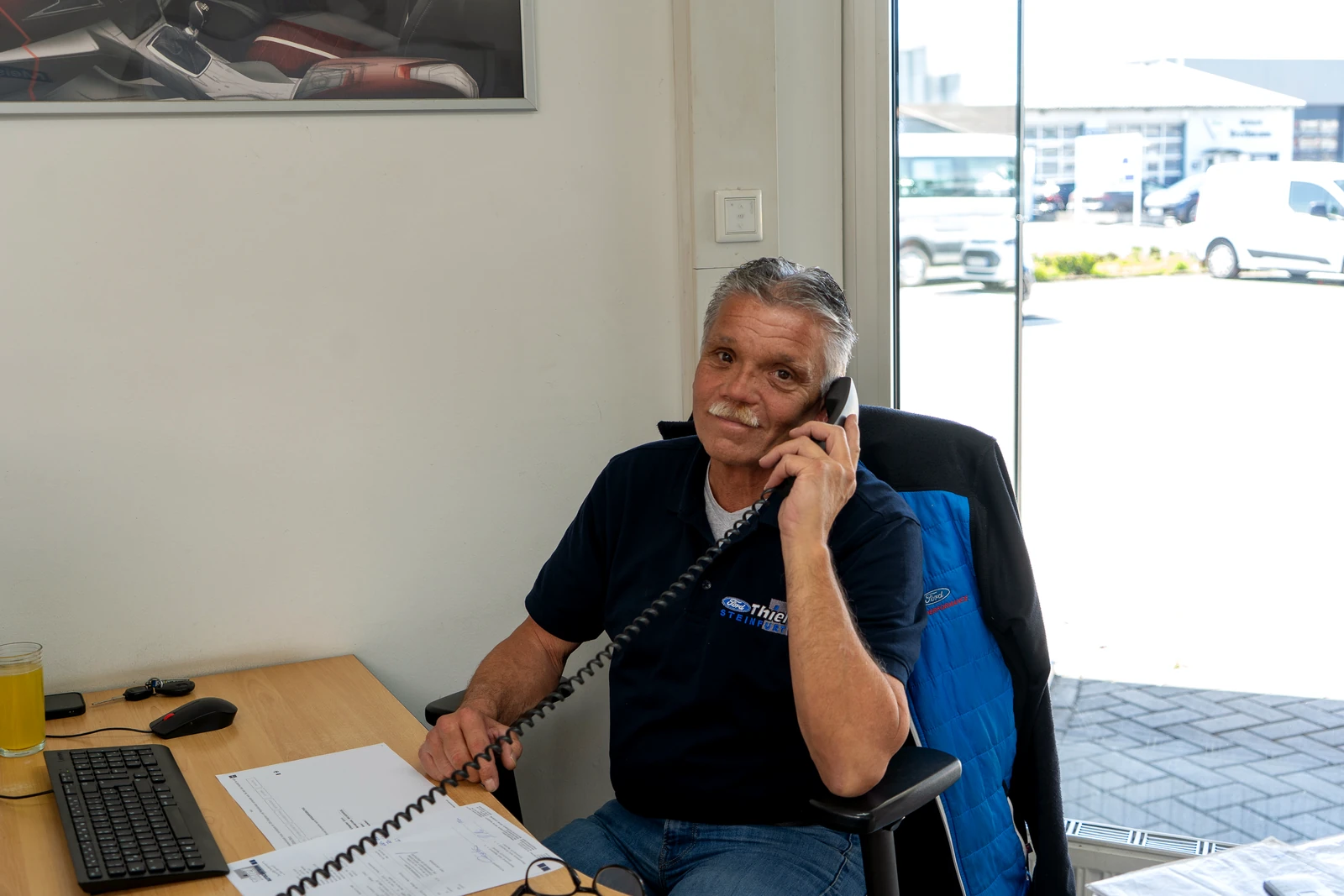 Mitarbeiter im Kundenservice des Autocentrum Thiel bei einem Telefonat