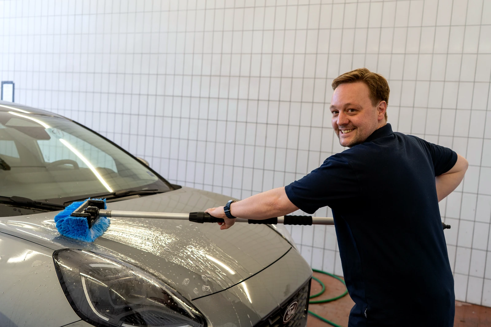 Kfz-Mechatroniker des Autocentrum Thiel bei der Fahrzeugdiagnose mit Diagnosegerät