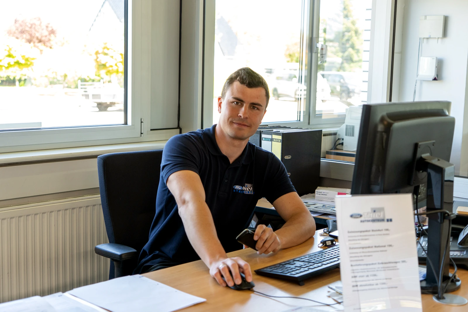 Kfz-Mechatroniker des Autocentrum Thiel arbeitet am Motor eines Fahrzeugs