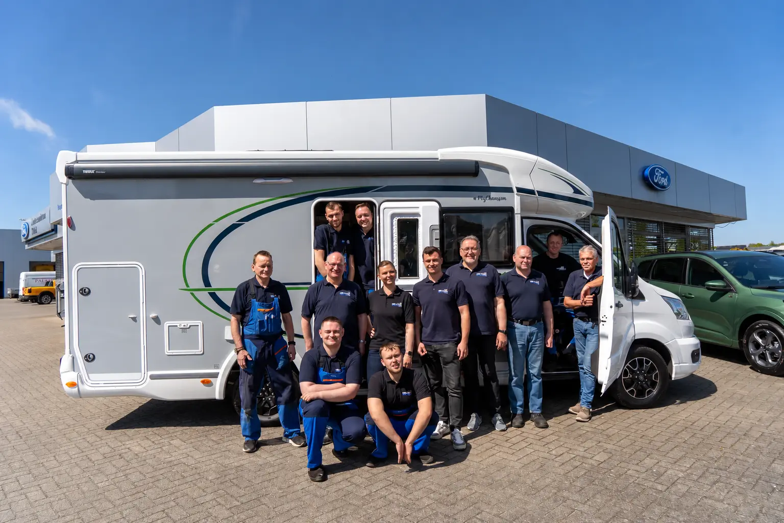 Gruppenfoto vor Ford Camperhaus